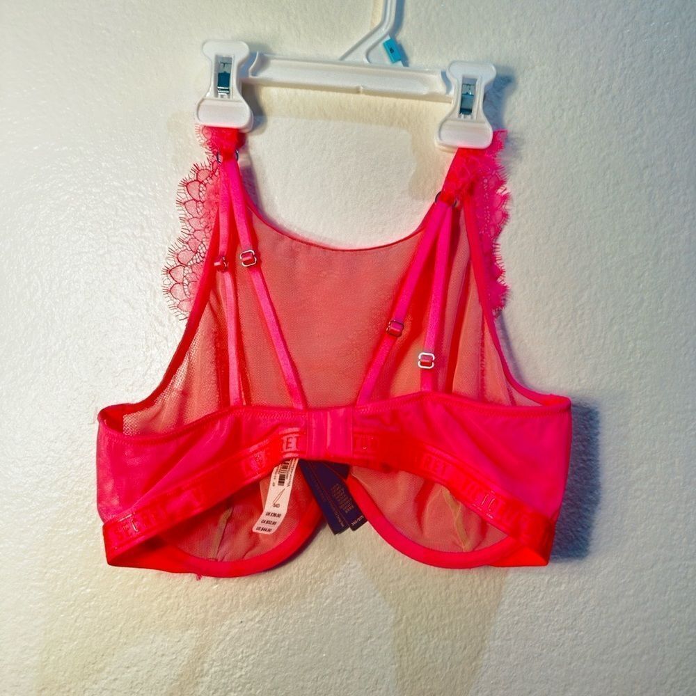VICTORIA’S SECRET - Picture 3 of 5